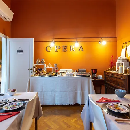 לינה וארוחת בוקר Opera Boutique 4*