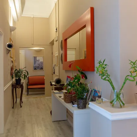 לינה וארוחת בוקר Opera Boutique 4*