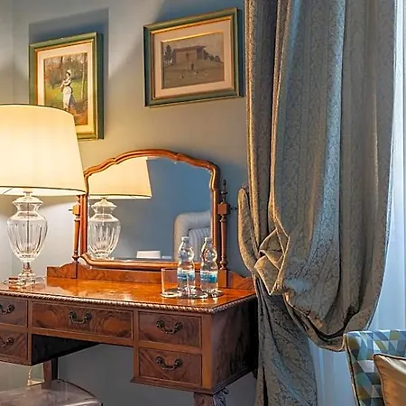 Frühstückspension Opera Boutique 4*