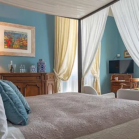 Frühstückspension Opera Boutique 4*